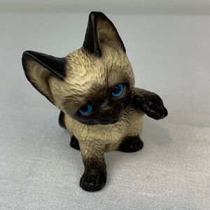 Vintage 1983 Global Art Harvey Knox Kingdom Siamese Cat Figurine With Blue Eyes